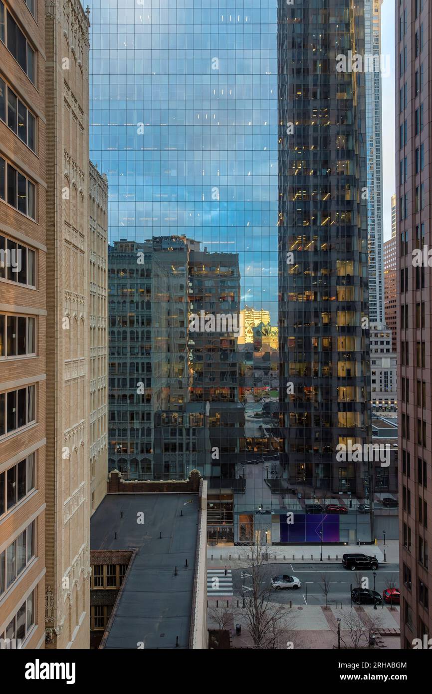 Die Glaswände der Wolkenkratzer im Zentrum von Philadelphia, Pennsylvania, spiegeln sich bei Sonnenuntergang. Stockfoto