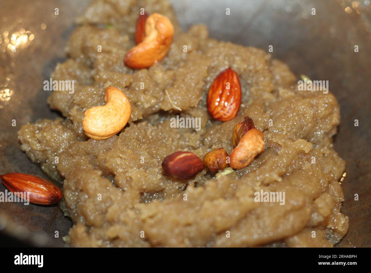 Suji ka halwa oder rava sheera oder Ravyacha shira ist ein indisches süßes Gericht, das als Dessert oder als Geschenk an Götter serviert wird. Stockfoto