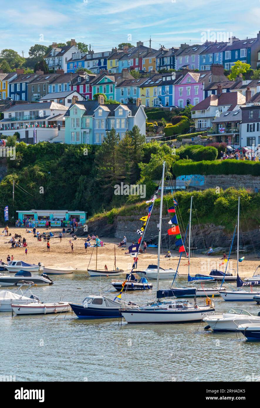 Segelboote, die im Hafen von New Quay, einem Ferienort am Meer mit Blick auf die Cardigan Bay in Ceredigion West Wales UK, vor Anker liegen Stockfoto