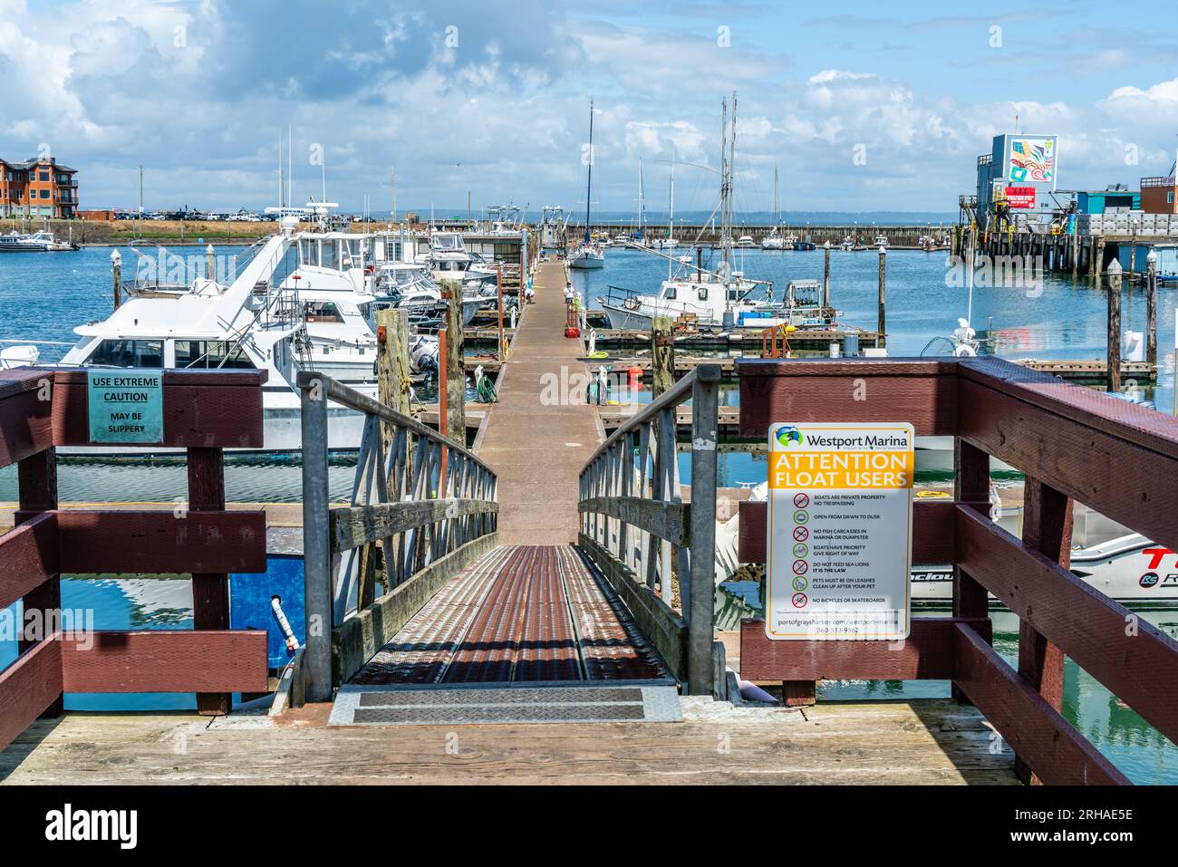 Verschiedene Boote liegen am Hafen in Westport, Washigton vor Anker. Stockfoto