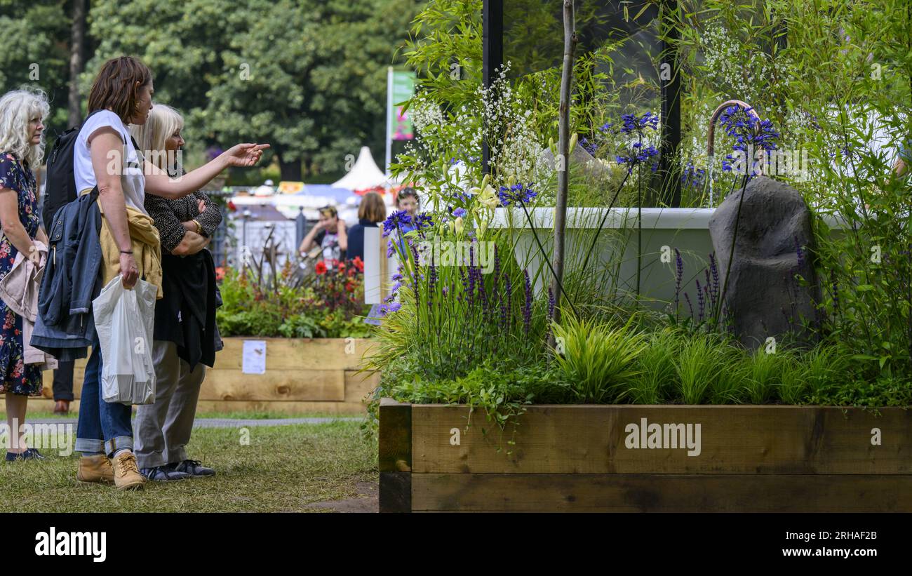 Besucher sehen das Wasserbad (Gewinner des Wettbewerbs für Gartenhochbeete) - RHS Tatton Park Flower Show 2023 Showground, Cheshire, England, Großbritannien. Stockfoto