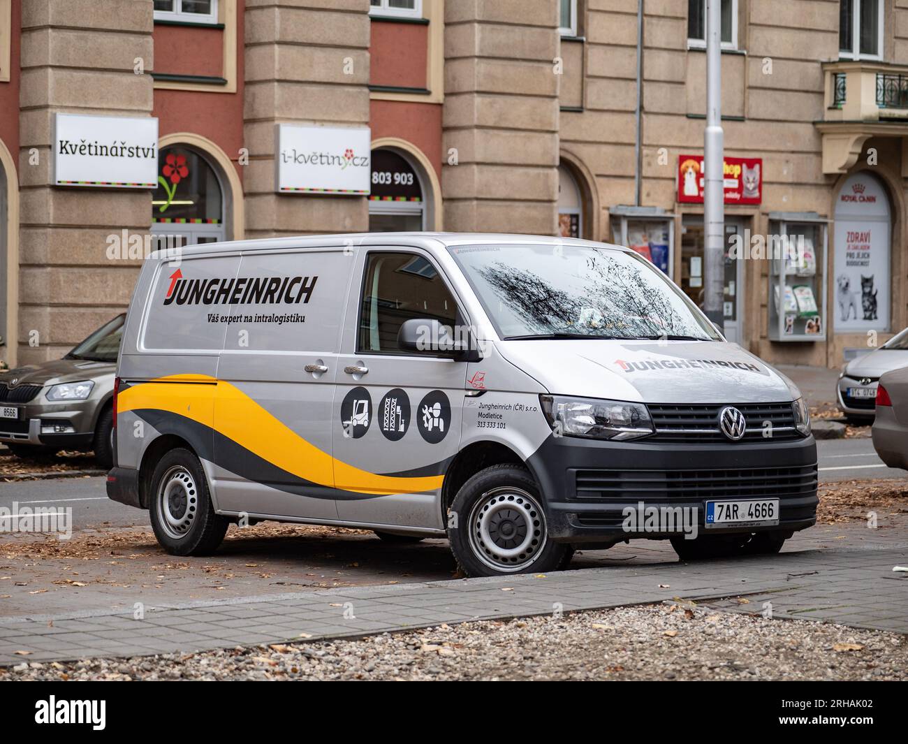 OSTRAVA, TSCHECHISCHE REPUBLIK - 12. NOVEMBER 2021: Volkswagen Transporter T6 des Jungheinrich-Logistikunternehmens Stockfoto