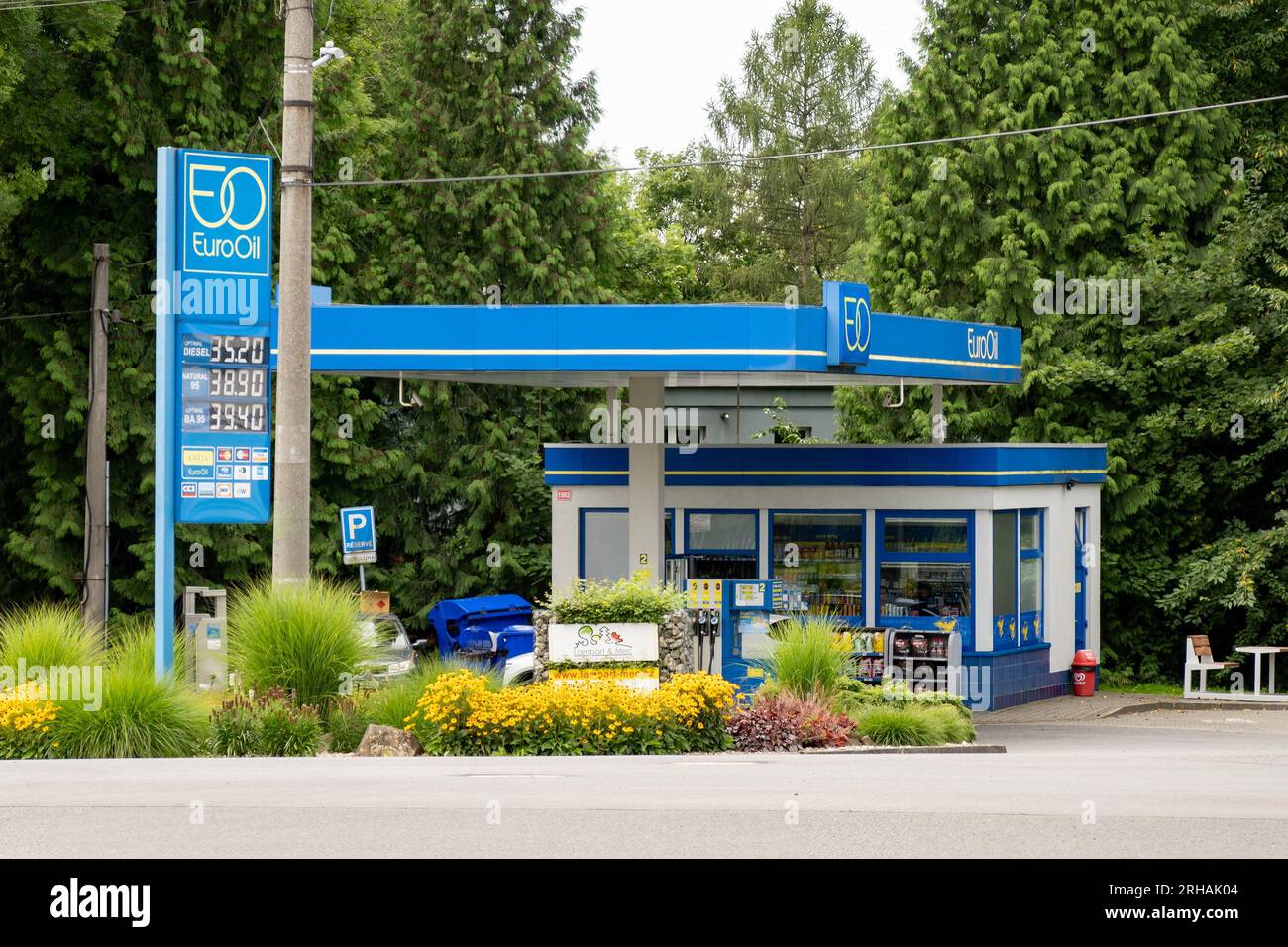 SENOV, TSCHECHISCHE REPUBLIK - 4. AUGUST 2023: EuroOil-Tankstelle mit den Preisen für Diesel und andere Kraftstoffe Stockfoto