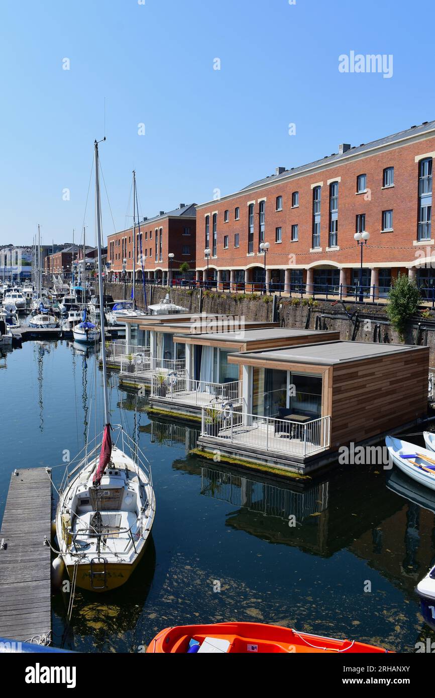 Der beeindruckende Yachthafen in Milford Haven. Hier können Sie eine Reihe schwimmender Zimmer im nahe gelegenen Tŷ Hotel, Milford Waterfront, mieten. Stockfoto