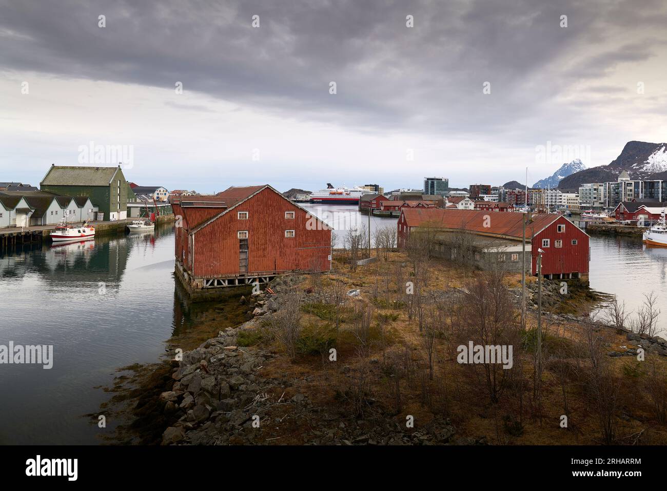Die kleine norwegische Stadt Svolvær auf den Lofoten, Nordland, Norwegen, 9. Mai 2023 Stockfoto