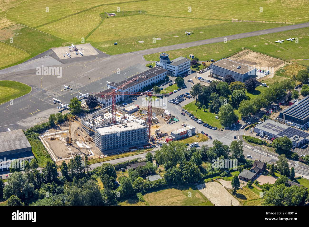 Luftaufnahme, Flughafen Essen/Mülheim, Baustelle mit neuem Bürokomplex DOQ 52, Holthausen - Südosten, Mülheim an der Ruhr, Ruhrgebiet Stockfoto