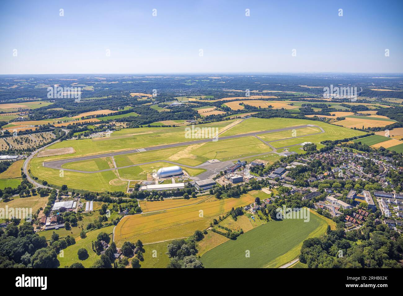 Luftaufnahme, Flugplatz Essen/Mülheim, Start- und Landebahn, Luftschiff Hangar, Holthausen - Südosten, Mülheim an der Ruhr, Ruhrgebiet, Nordrhein-Wes Stockfoto