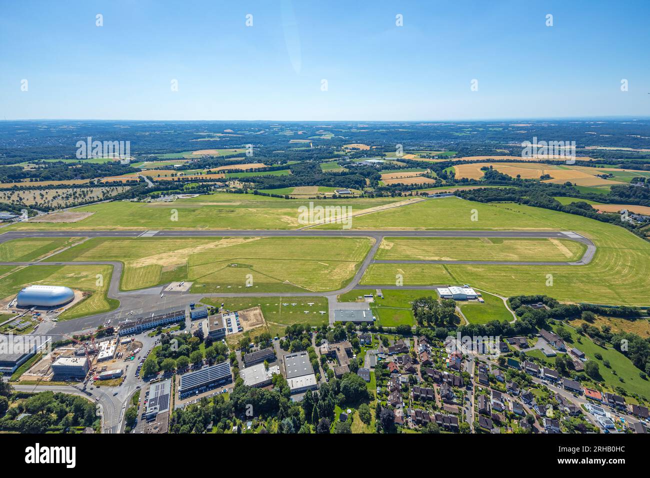 Luftaufnahme, Flugplatz Essen/Mülheim, Start- und Landebahn, Luftschiff Hangar, Holthausen - Südosten, Mülheim an der Ruhr, Ruhrgebiet, Nordrhein-Wes Stockfoto
