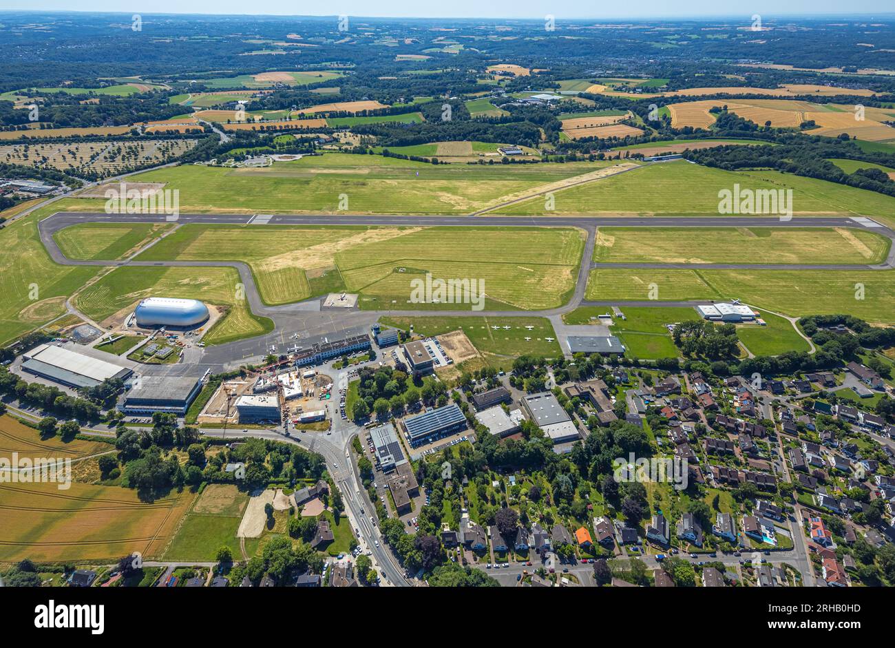 Luftaufnahme, Flugplatz Essen/Mülheim, Start- und Landebahn, Luftschiff Hangar, Holthausen - Südosten, Mülheim an der Ruhr, Ruhrgebiet, Nordrhein-Wes Stockfoto