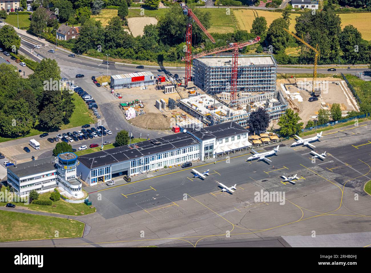 Luftaufnahme, Flughafen Essen/Mülheim, Baustelle mit neuem Bürokomplex DOQ 52, Holthausen - Südosten, Mülheim an der Ruhr, Ruhrgebiet Stockfoto
