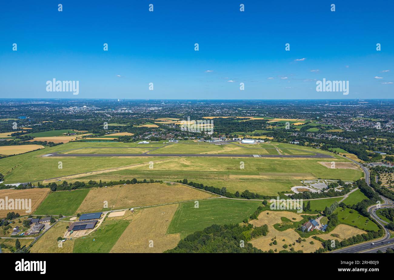 Luftaufnahme, Flugplatz Essen/Mülheim, Start- und Landebahn, Luftschiff Hangar, Holthausen - Südosten, Mülheim an der Ruhr, Ruhrgebiet, Nordrhein-Wes Stockfoto