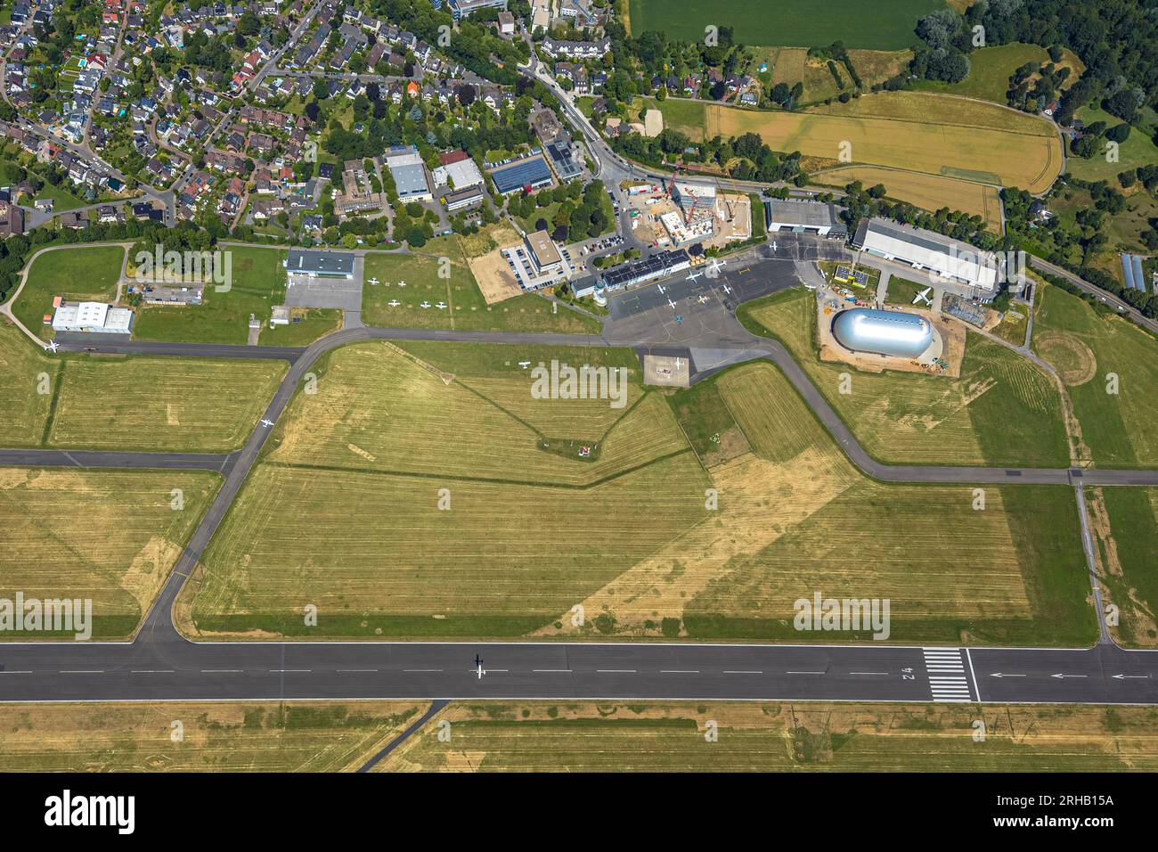 Luftaufnahme, Flugplatz Essen/Mülheim, Start- und Landebahn, Luftschiff Hangar, Holthausen - Südosten, Mülheim an der Ruhr, Ruhrgebiet, Nordrhein-Wes Stockfoto