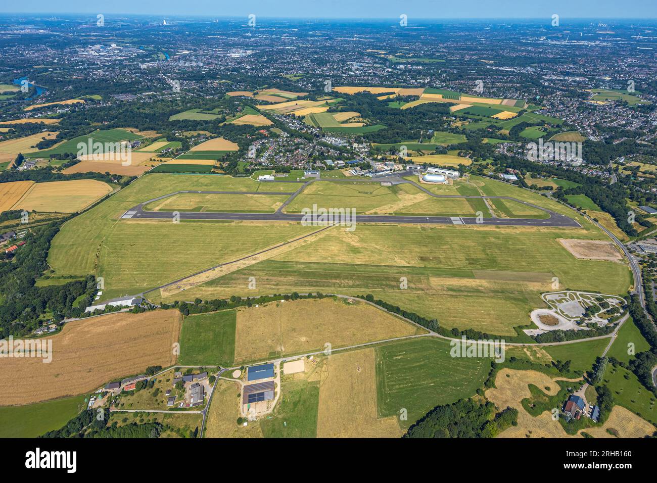 Luftaufnahme, Flugplatz Essen/Mülheim, Start- und Landebahn, Luftschiff Hangar, Holthausen - Südosten, Mülheim an der Ruhr, Ruhrgebiet, Nordrhein-Wes Stockfoto