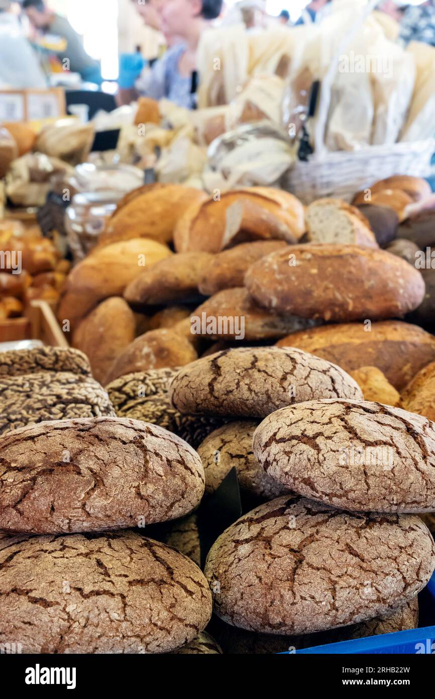 Sortiment an Backwaren. Verschiedene Brotsorten werden auf einer Lebensmittelmesse ausgestellt. Stockfoto