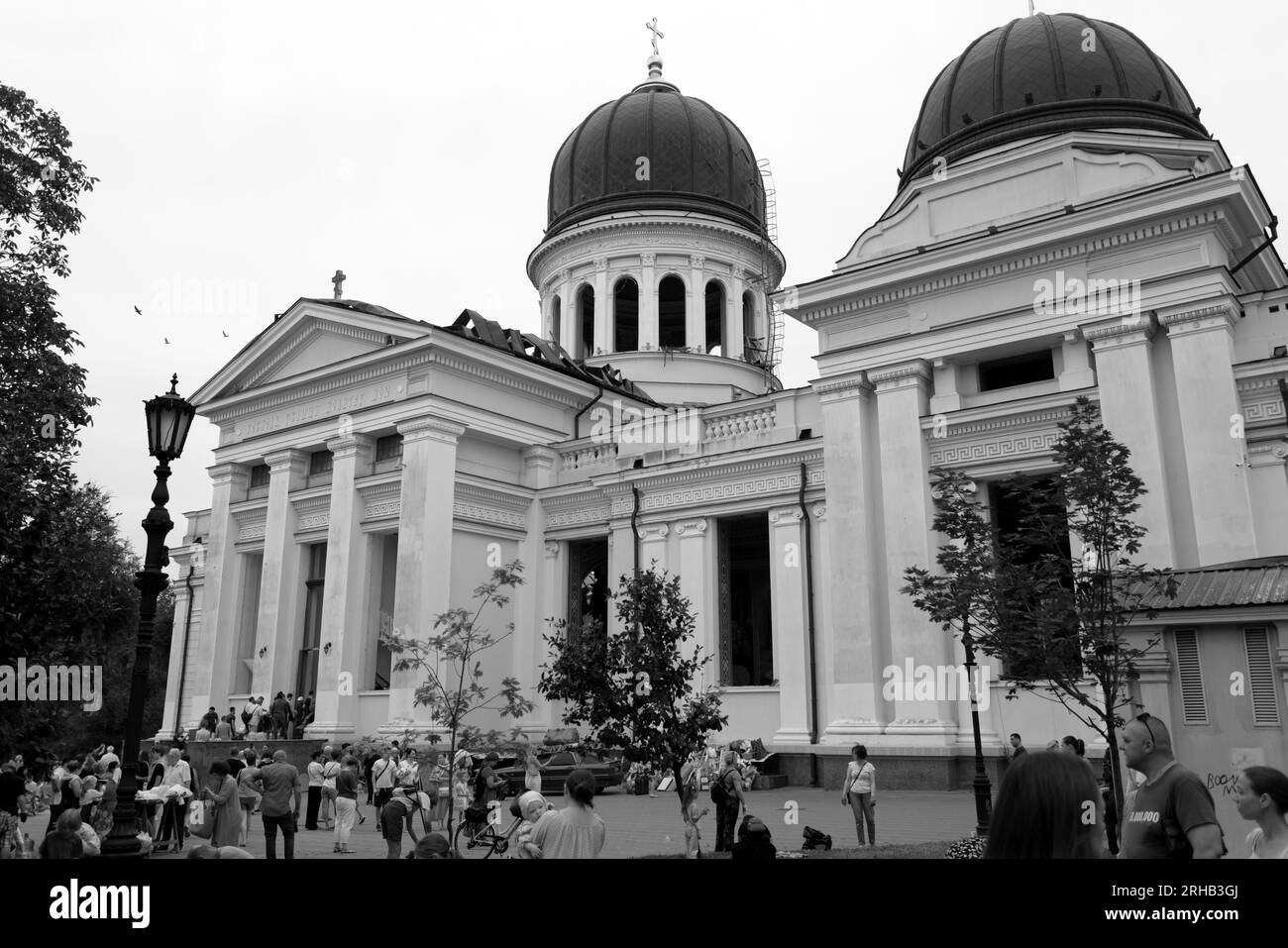 ODESSA UKRAINE-23. Juli 2023: Der Bau der orthodoxen Kirche in Odessa, die während des russisch-ukrainischen Krieges durch Raketen zerstört wurde. Zerstörte Wände, Risse oder Stockfoto
