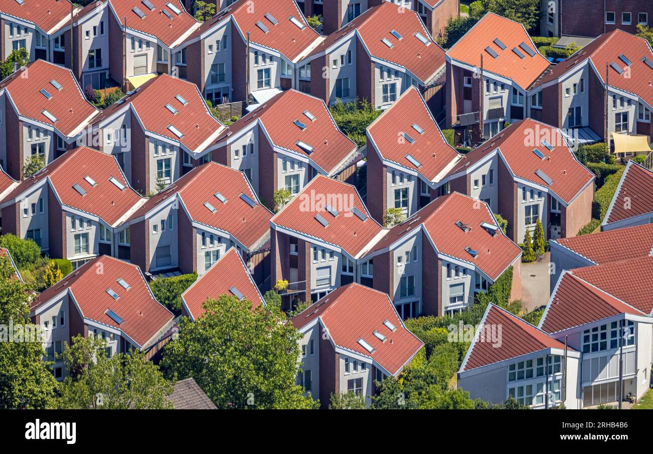 Blick aus der Vogelperspektive, terrassenförmige Wohnhäuser mit roten Dächern, Westkapeller Ring, Formen und Farben, Saarn, Mülheim an der Ruhr, Ruhrgebiet, N Stockfoto