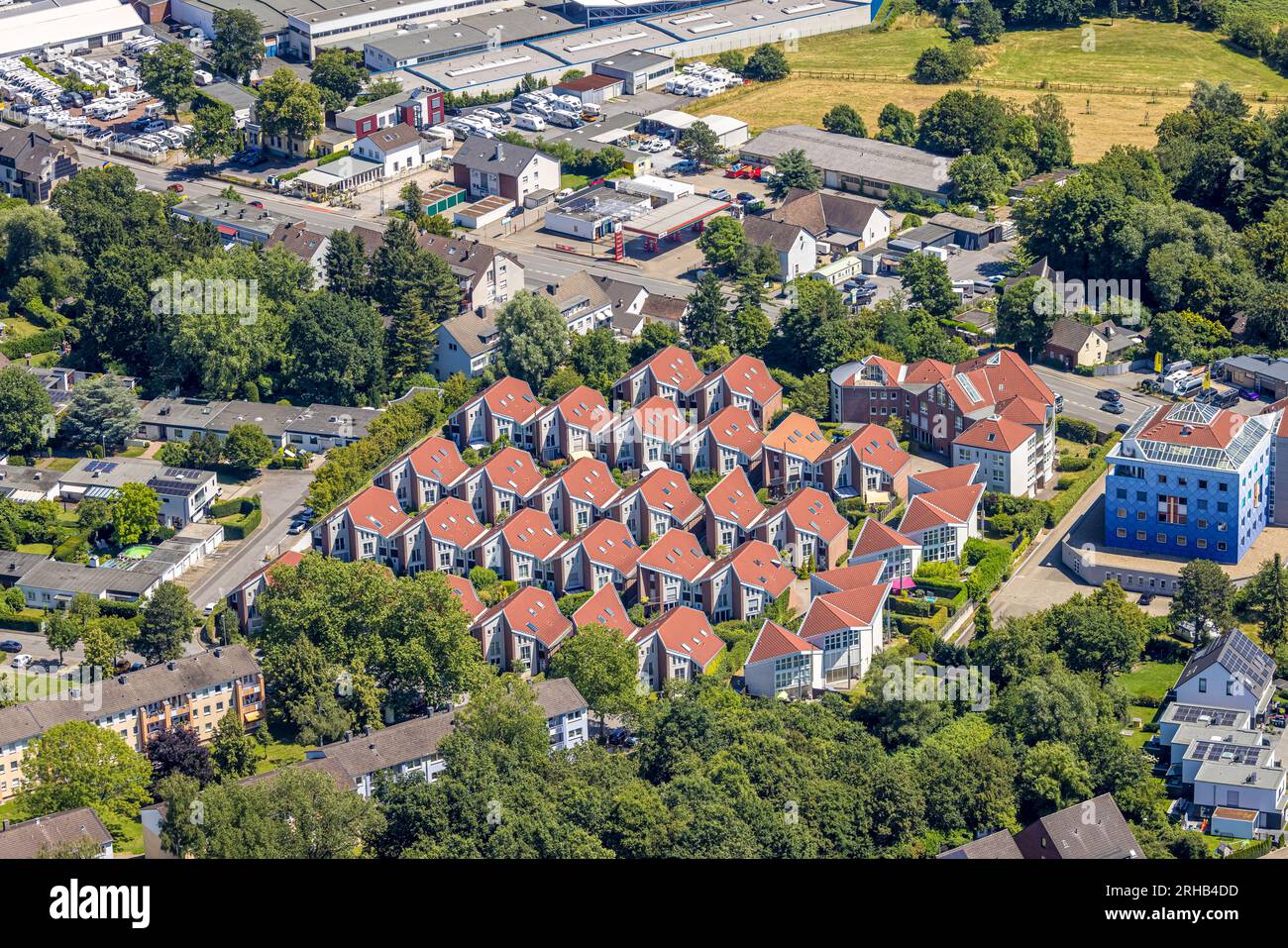 Blick aus der Vogelperspektive, terrassenförmige Wohnhäuser mit roten Dächern, Westkapeller Ring, Formen und Farben, Saarn, Mülheim an der Ruhr, Ruhrgebiet, N Stockfoto