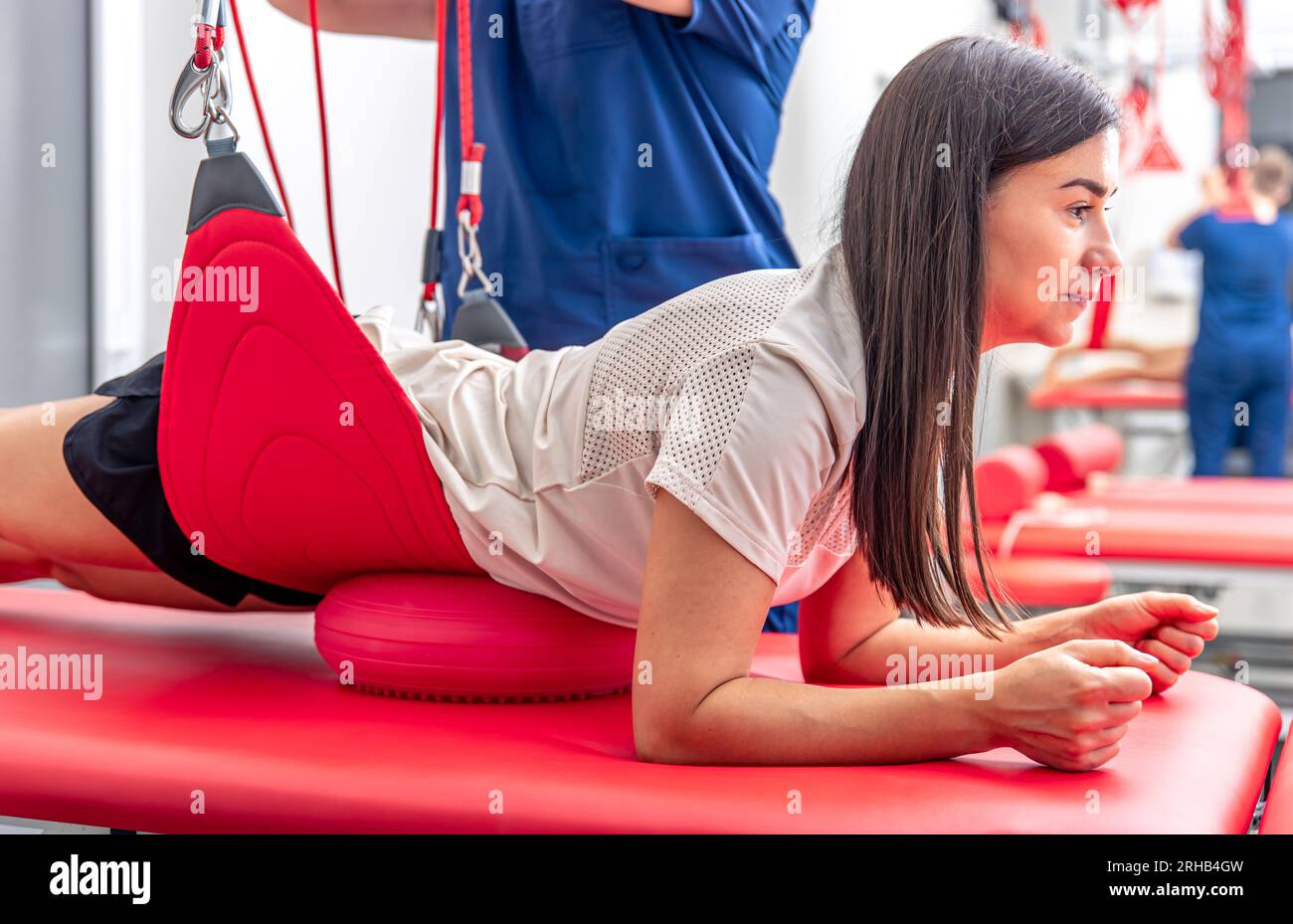 Eine junge Frau bei einem Arzttermin bei einem Rehabilitologen. Stockfoto