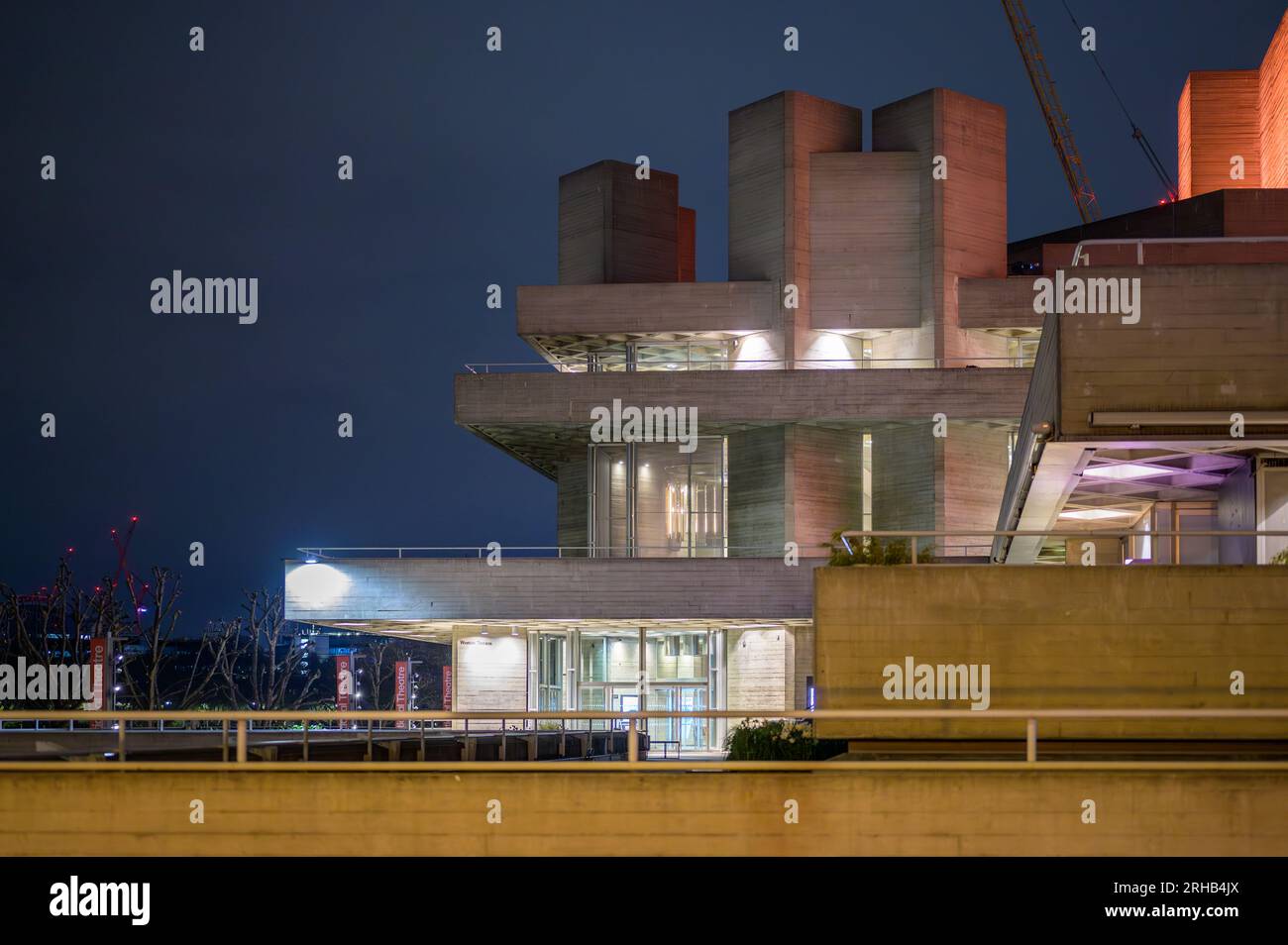 LONDON - 22. April 2023: Das National Theatre in Southbank glänzt bei Nacht, ein kulturelles Juwel in Londons städtischer Landschaft Stockfoto
