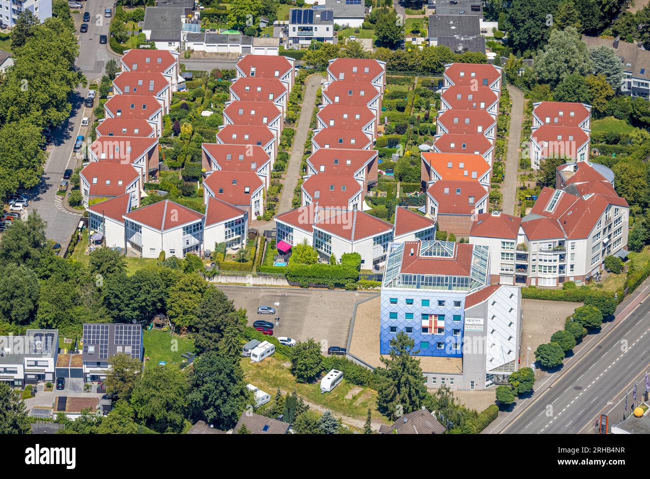 Blick aus der Vogelperspektive, terrassenförmige Wohnhäuser mit roten Dächern, Westkapeller Ring, Formen und Farben, Saarn, Mülheim an der Ruhr, Ruhrgebiet, N Stockfoto