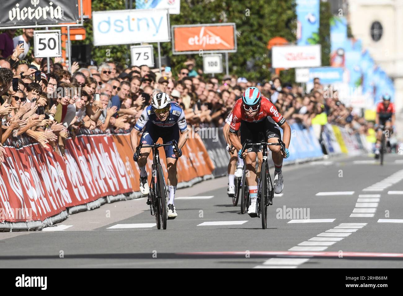 Leuven, Belgien. 15. Aug. 2023. Belgischer Stan Van Tricht von Soudal Quick-Step und belgischer Arnaud De Lie von Lotto-Dstny Sprint bis zum Ende des eintägigen Radrennen „Tour of Leuven - Memorial Jef Scherens“ in Leuven, Dienstag, 15. August 2023. BELGA FOTO BERT GOYVAERTS Kredit: Belga News Agency/Alamy Live News Stockfoto