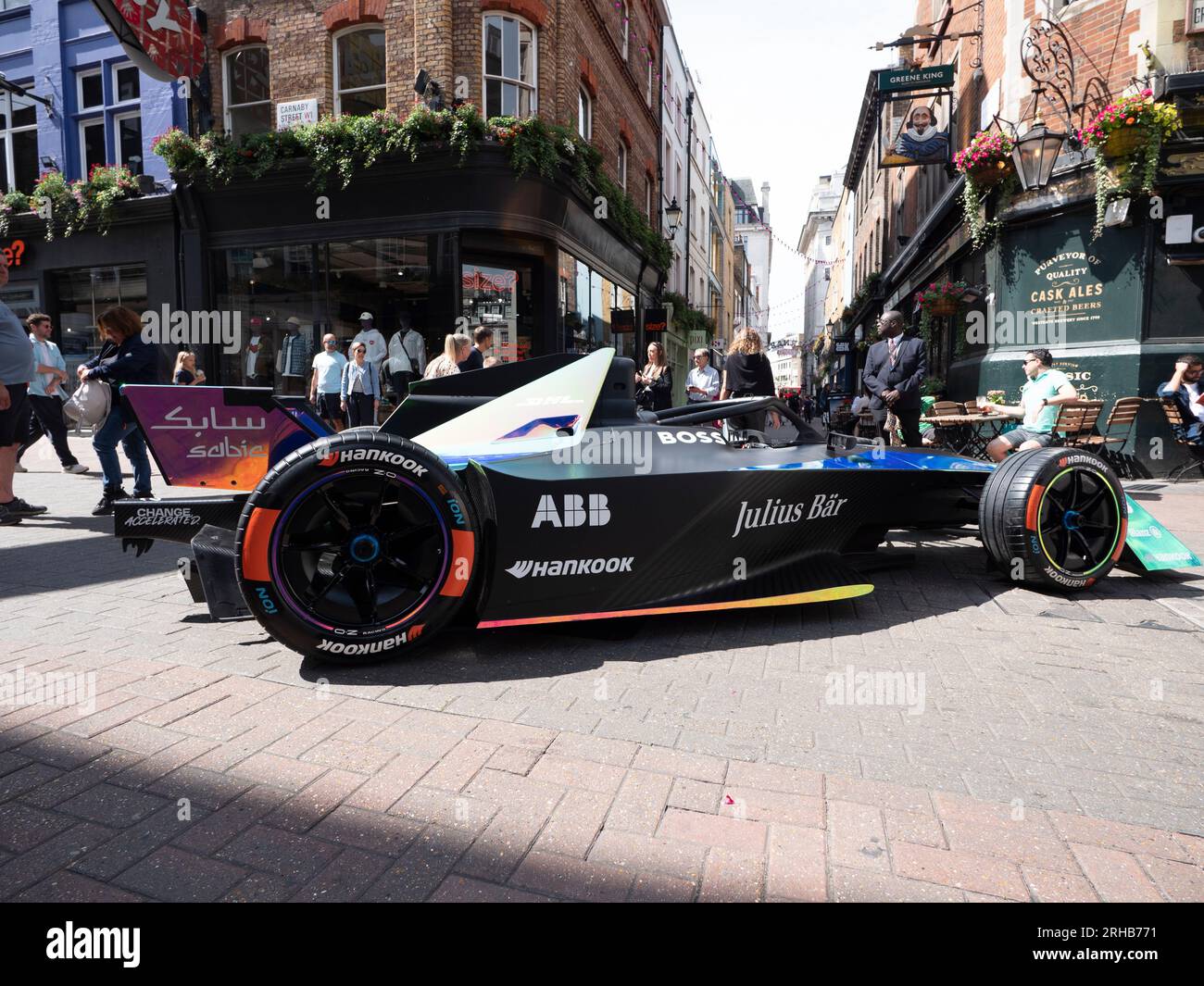 Julius Bar-, ABB- und Hankook-Logos auf einem elektrischen Formel E-Rennwagen in der Carnaby Street, London Stockfoto