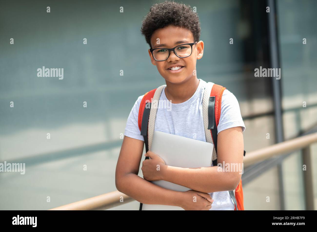 Junge Teenager-Brille mit Rucksack im Freien. Stockfoto