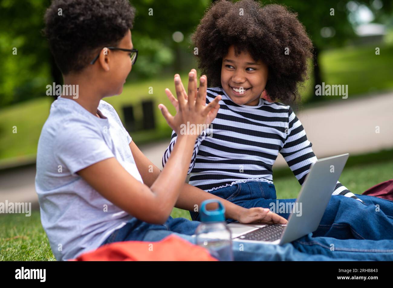 Zwei Kinder, die sich glücklich fühlen und lächeln Stockfoto