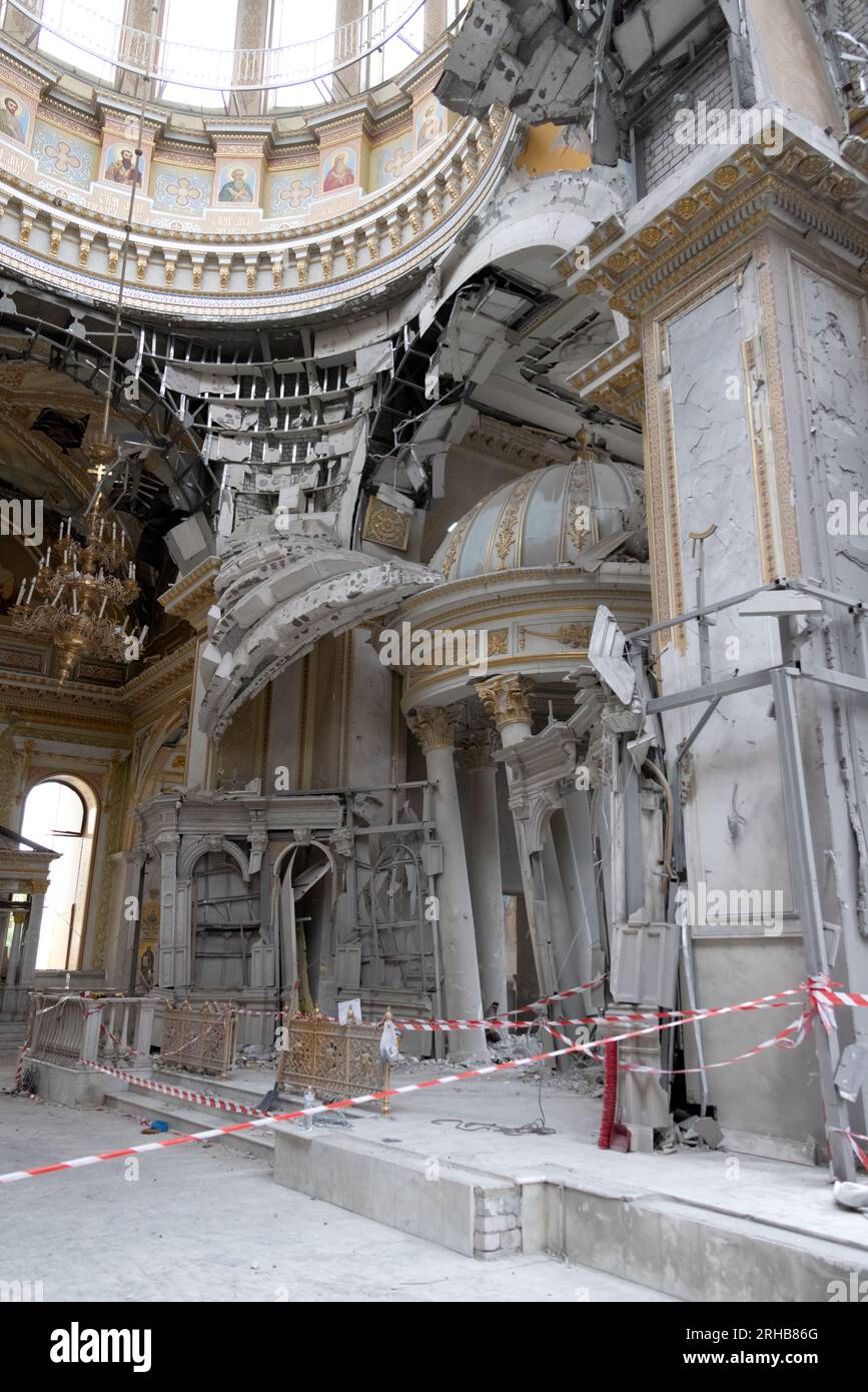 ODESSA UKRAINE-23. Juli 2023: Der Bau der orthodoxen Kirche in Odessa, die während des russisch-ukrainischen Krieges durch Raketen zerstört wurde. Zerstörte Wände, Risse oder Stockfoto