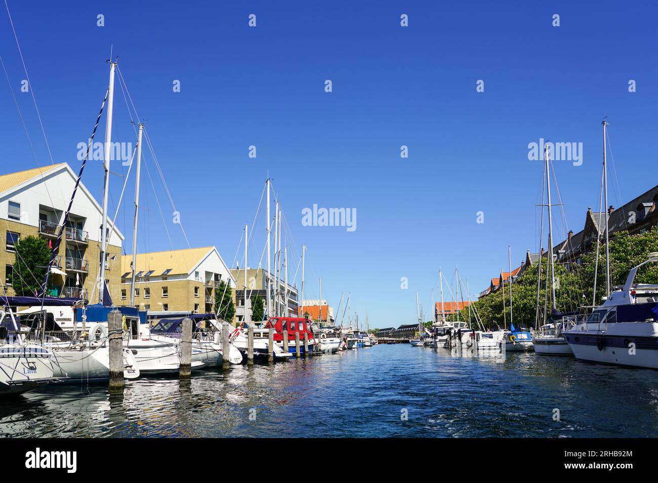 Kopenhagen, Dänemark - 30. Mai 2023: Ein Blick von einem Boot auf einen der Kanäle der Stadt mit vielen Yachten Stockfoto