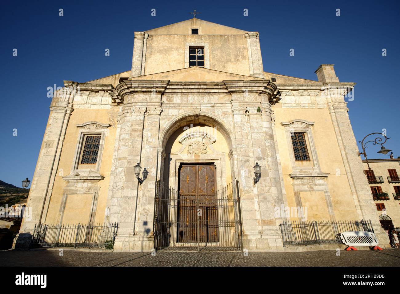 Vorderansicht der Basilika di Maria Santissima Assunta in Petralia Sottana, Sizilien, Italien Stockfoto