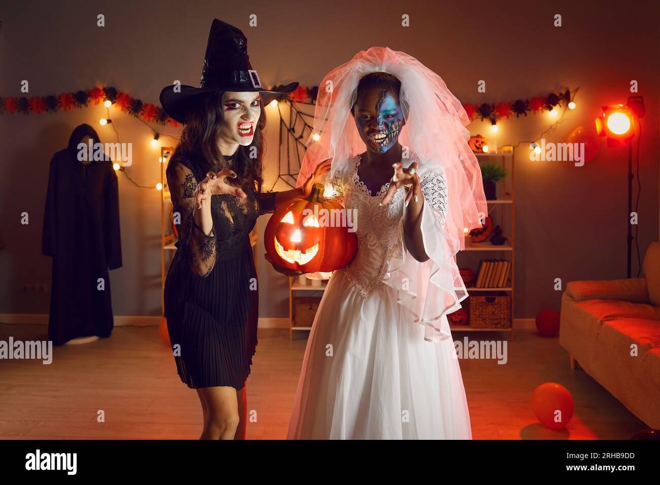 Porträt gruseliger Frauen in Kostümen auf Halloween-Feierlichkeiten Stockfoto