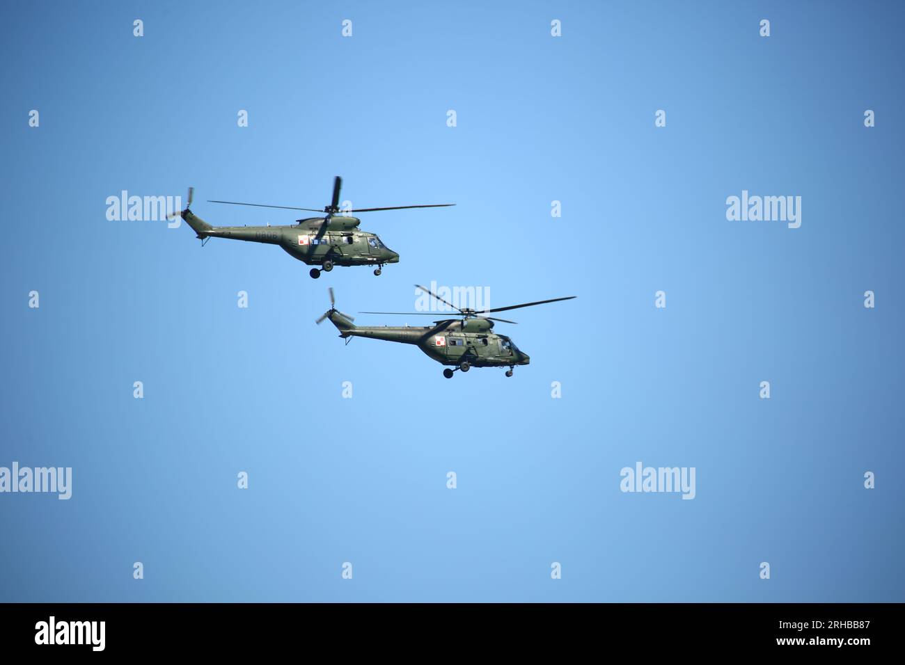 Polen, Warschau: Polnische Armee präsentiert Hubschrauber während des Feiertages der polnischen Armee. Stockfoto