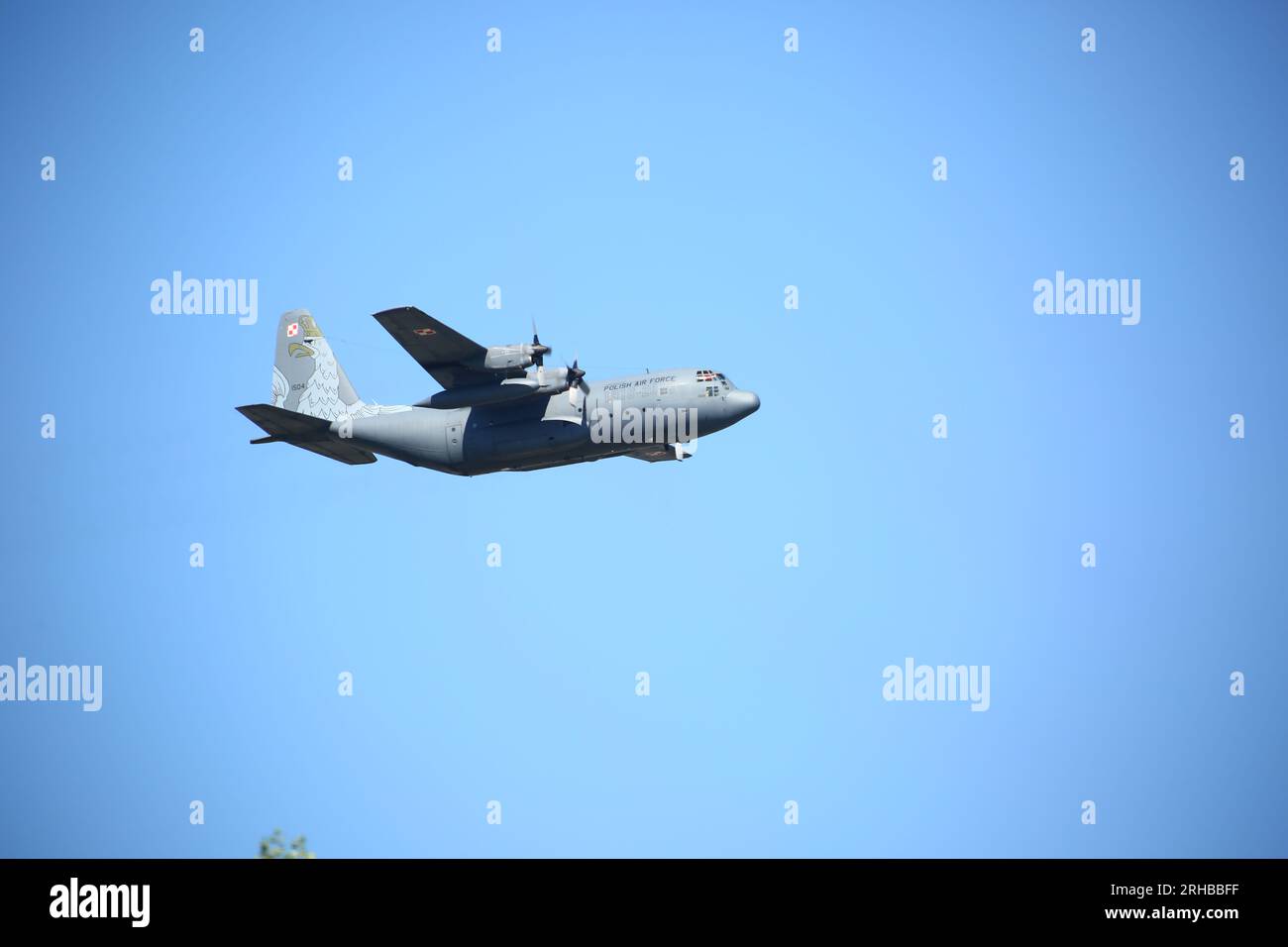Polen, Warschau: Polnische Luftwaffe präsentiert einen C-130 Herkules während des Feiertages der polnischen Armee. Stockfoto