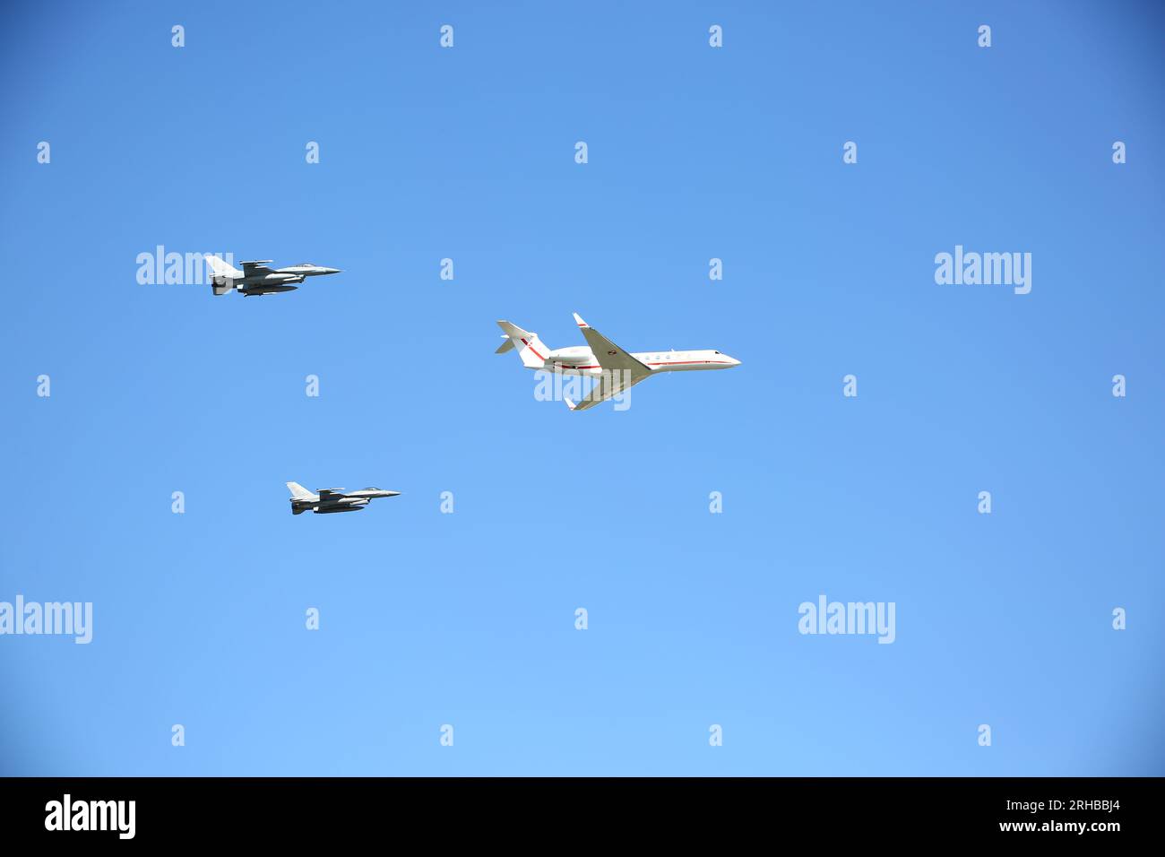 Polen, Warschau: Polnische Präsidentschaftsflugzeuge werden während des Feiertages der polnischen Armee von F-16-Kämpfern begleitet. Stockfoto