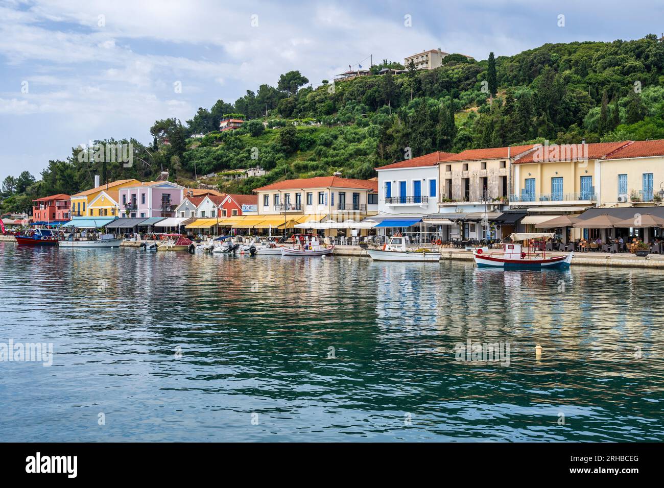 Boote liegen am Kai der malerischen Hafenstadt Katakolon, dem Tor zum antiken Olympia, Katakolon, Peloponnes, Griechenland Stockfoto