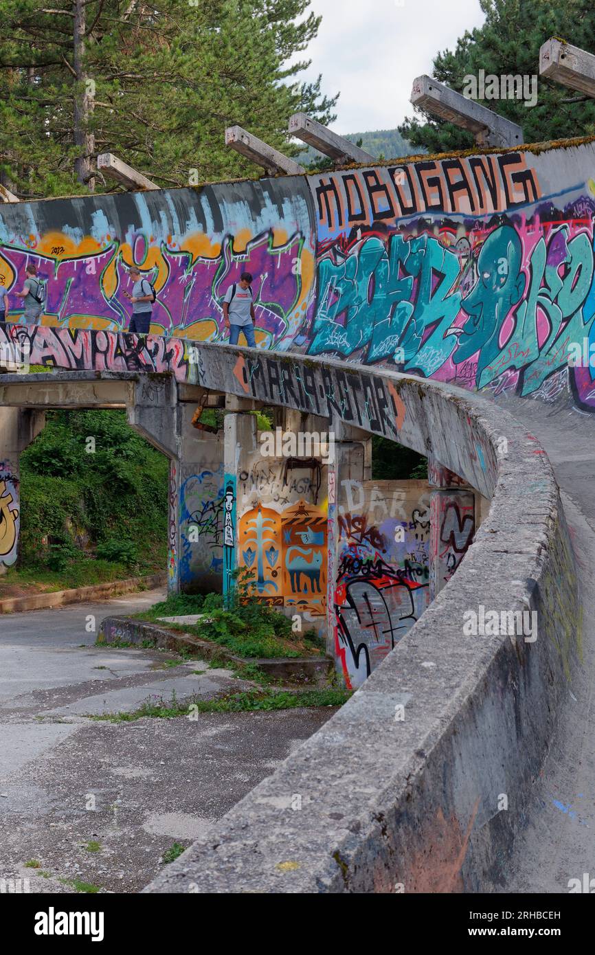 Verlassene Olympische Bobbahn alias Bobbahn und Rodelbahn in Sarajevo, Bosnien und Herzegowina, 15. August 2023. Stockfoto