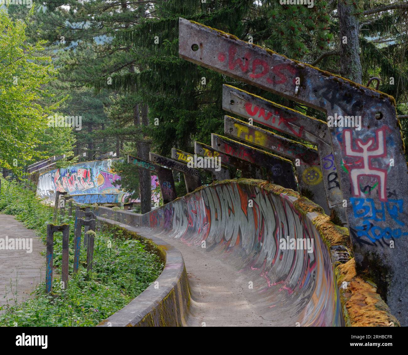 Verlassene Olympische Bobbahn alias Bobbahn und Rodelbahn in Sarajevo, Bosnien und Herzegowina, 15. August 2023. Stockfoto