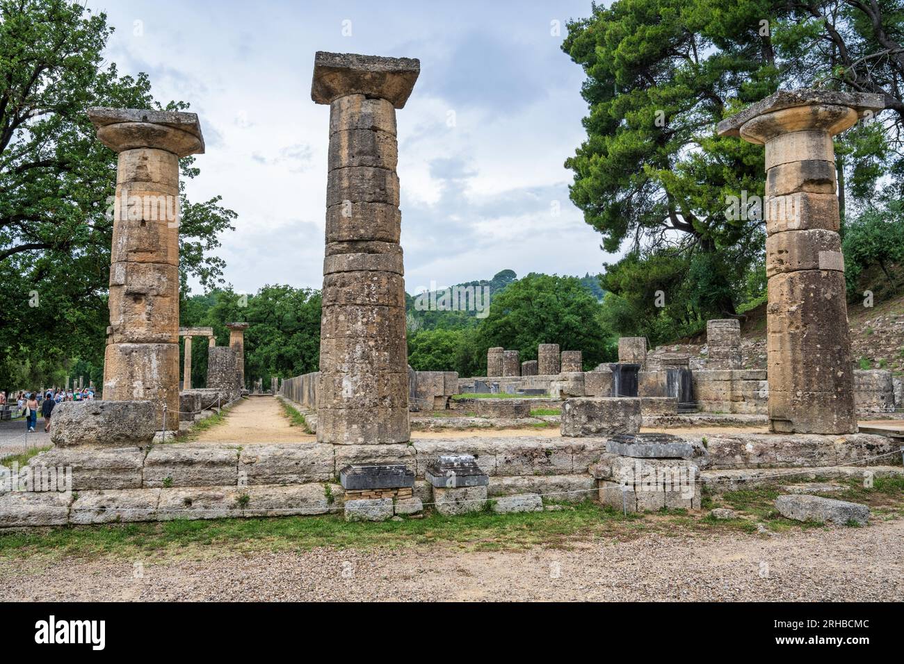 Drei rekonstruierte Säulen am östlichen Ende des Heratstempels im antiken Olympia, Geburtsort der Olympischen Spiele, in Elis, Peloponnes, Griechenland Stockfoto