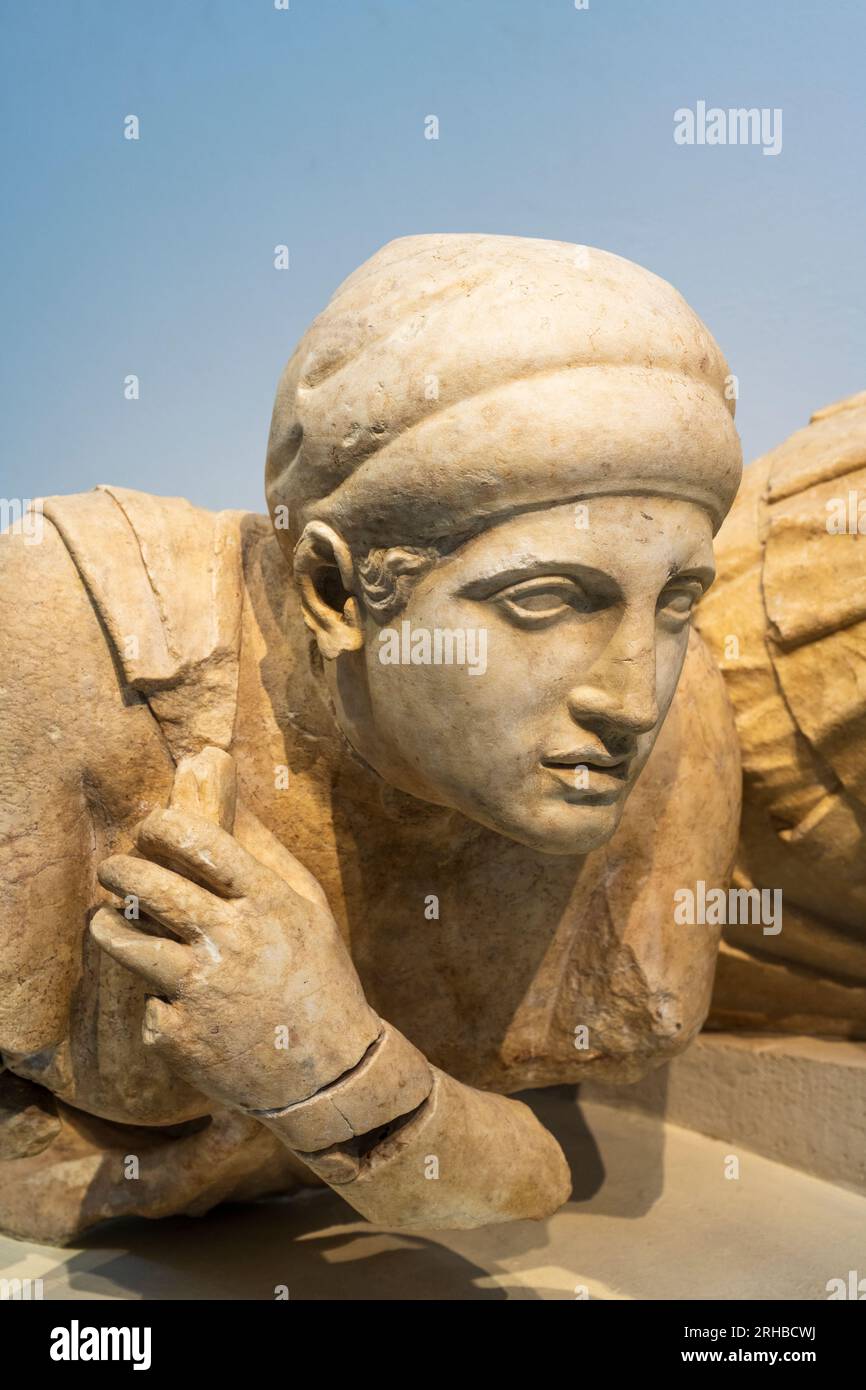 Leiterin einer Frau aus der Pedimentbrause des Zeus-Tempels, die im Archäologischen Museum im antiken Olympia, Elis, Peloponnes, Griechenland ausgestellt ist Stockfoto
