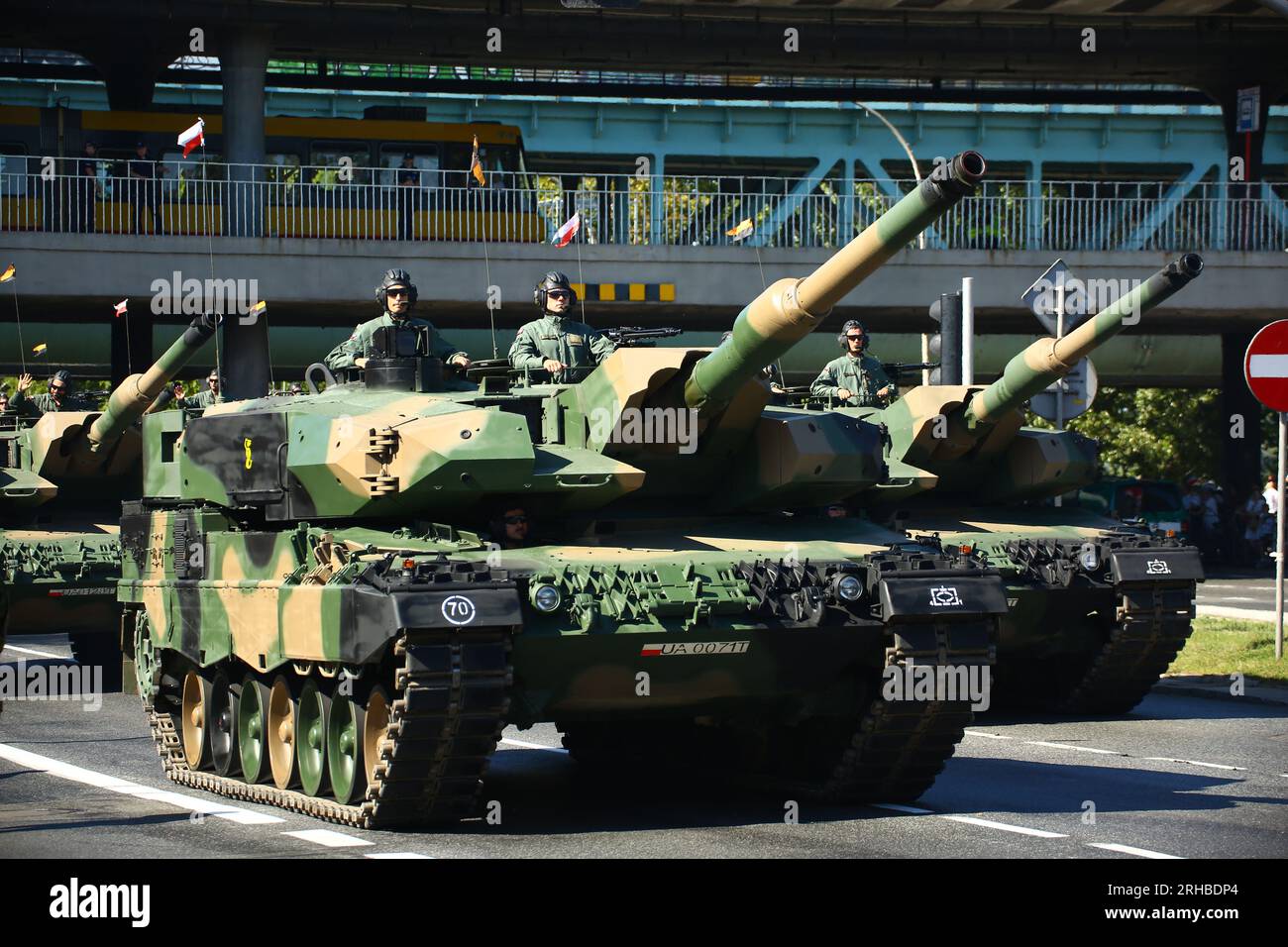 Polen, Warschau: Polnische Armee präsentiert Leopard 2 Panzer während des Feiertages der polnischen Armee. Stockfoto