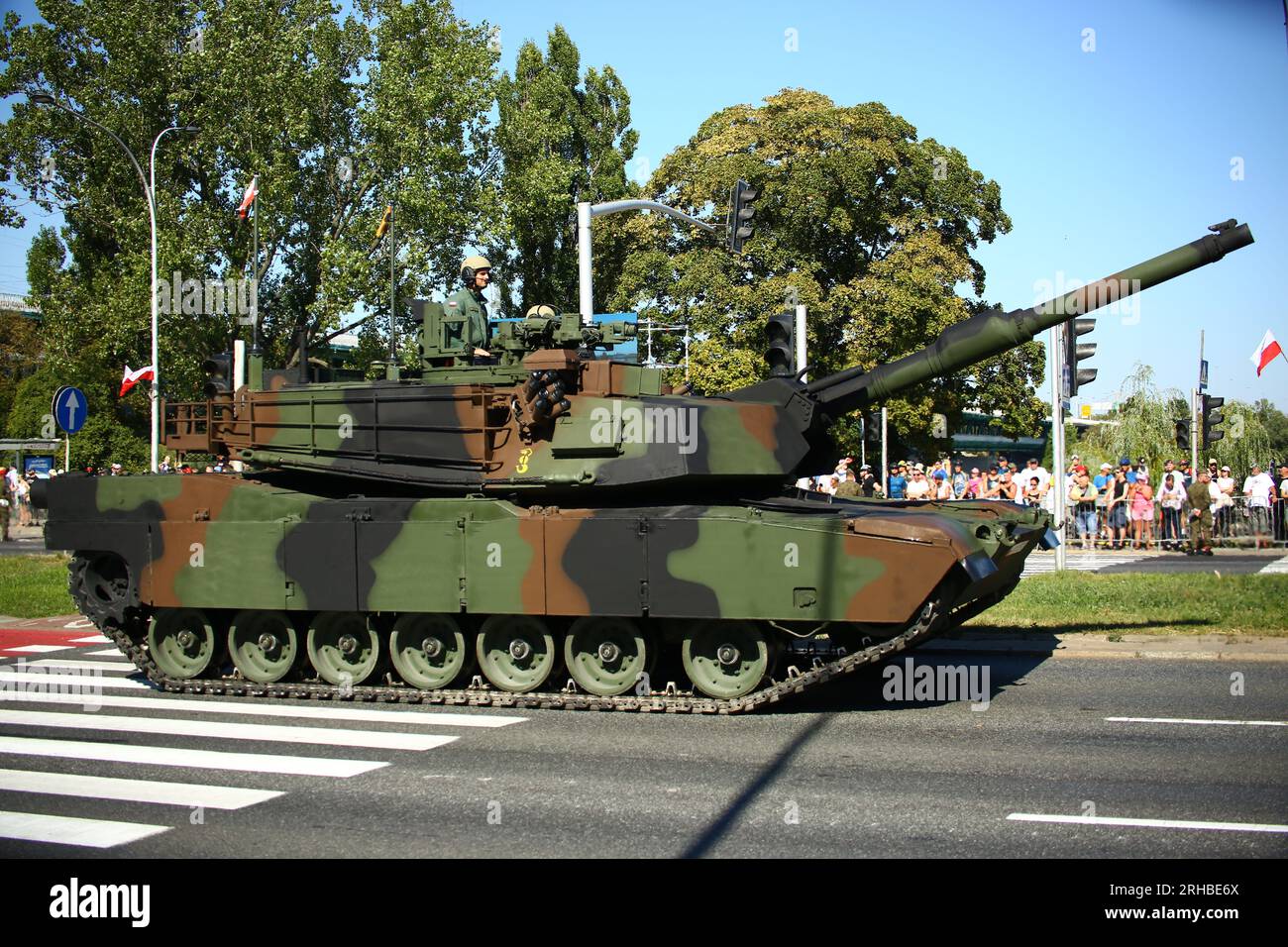 Polen, Warschau: Polnische Armee präsentiert M1 Abrams-Panzer während des Feiertages der polnischen Armee. Stockfoto