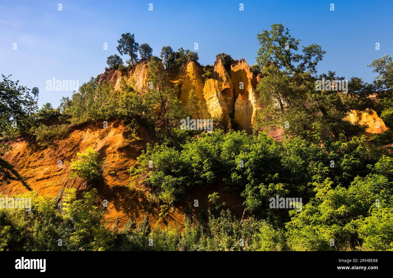 Die ockerfarbenen Felsen von Roussillon. Vaucluse, Provence, Frankreich Stockfoto