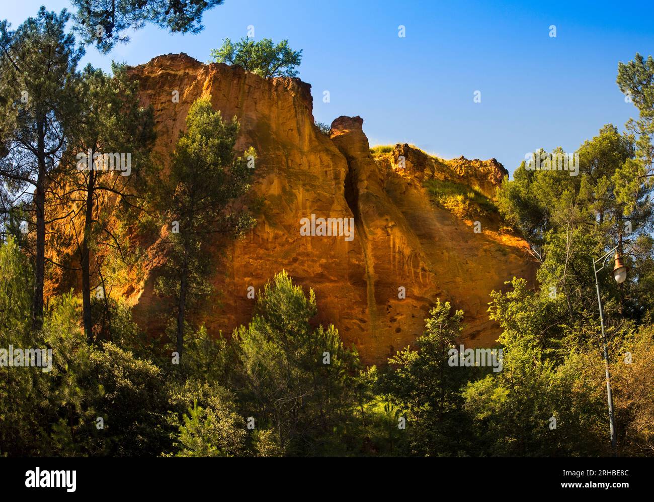Die ockerfarbenen Felsen von Roussillon. Vaucluse, Provence, Frankreich Stockfoto