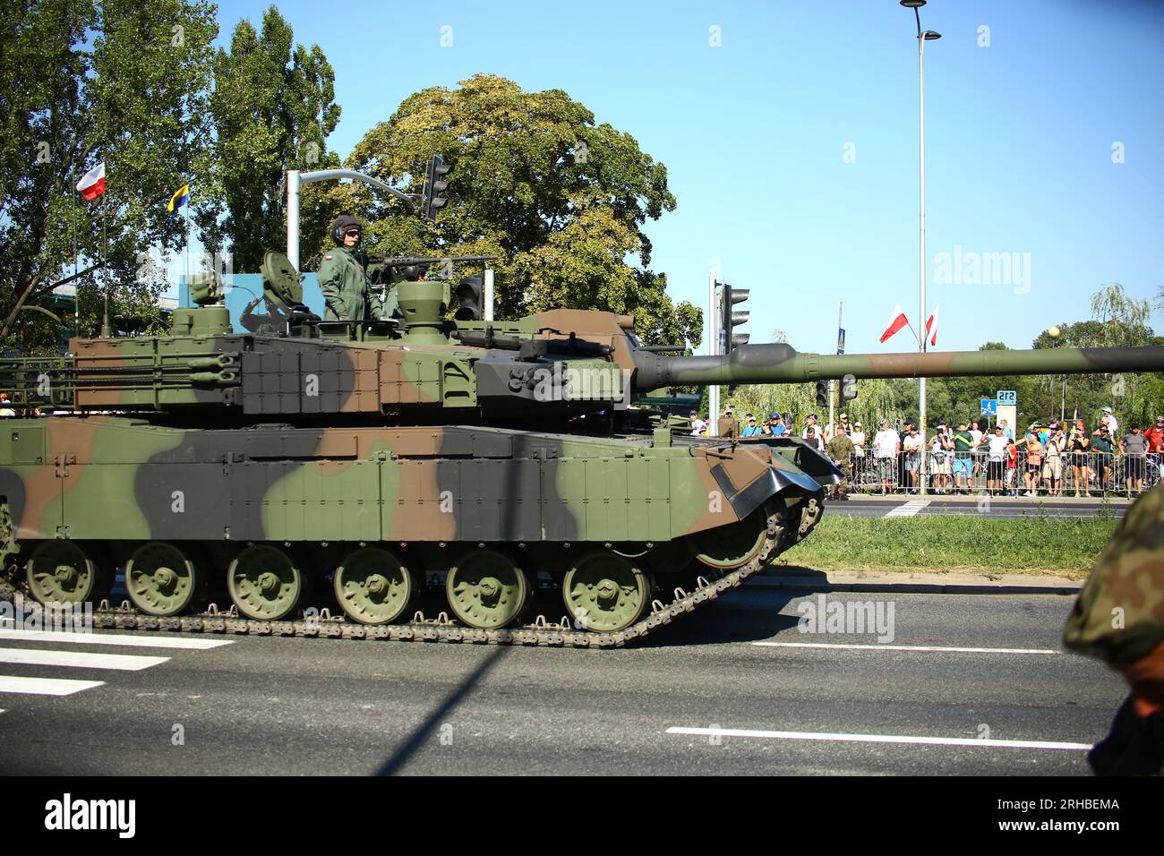 Polen, Warschau: Die polnische Armee präsentiert K2 Panzer während des Feiertages der polnischen Armee. Stockfoto