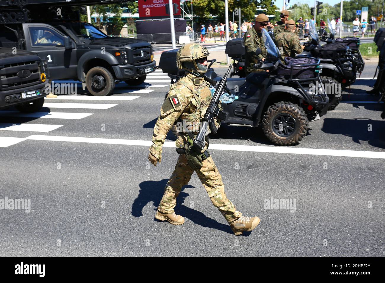 Polen, Warschau: Polnische Armee präsentiert Sondereinheiten während des Feiertages der polnischen Armee. Stockfoto