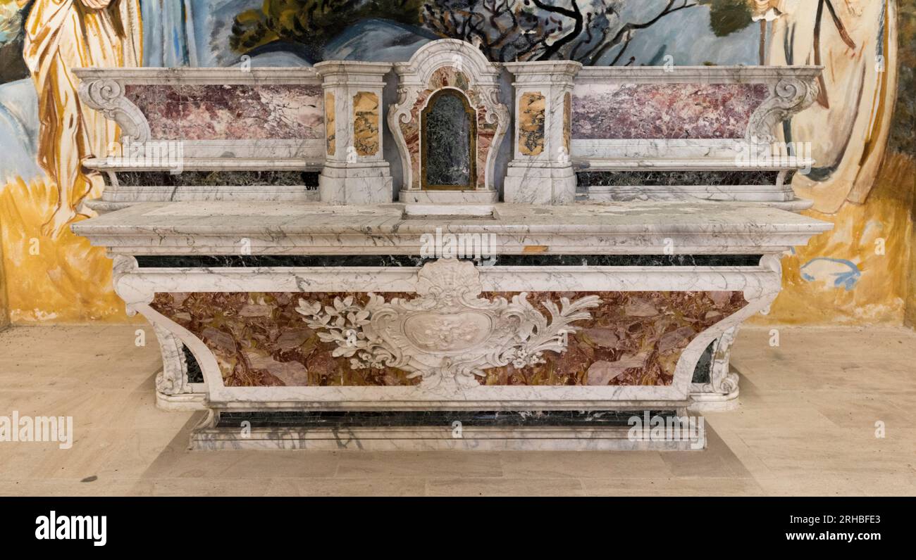 Baux-de-Provence, Bouches du Rhone, Frankreich.23.06.2018. Altar in der Kapelle der Pénitents Blancs in Les Baux de Provence. Stockfoto