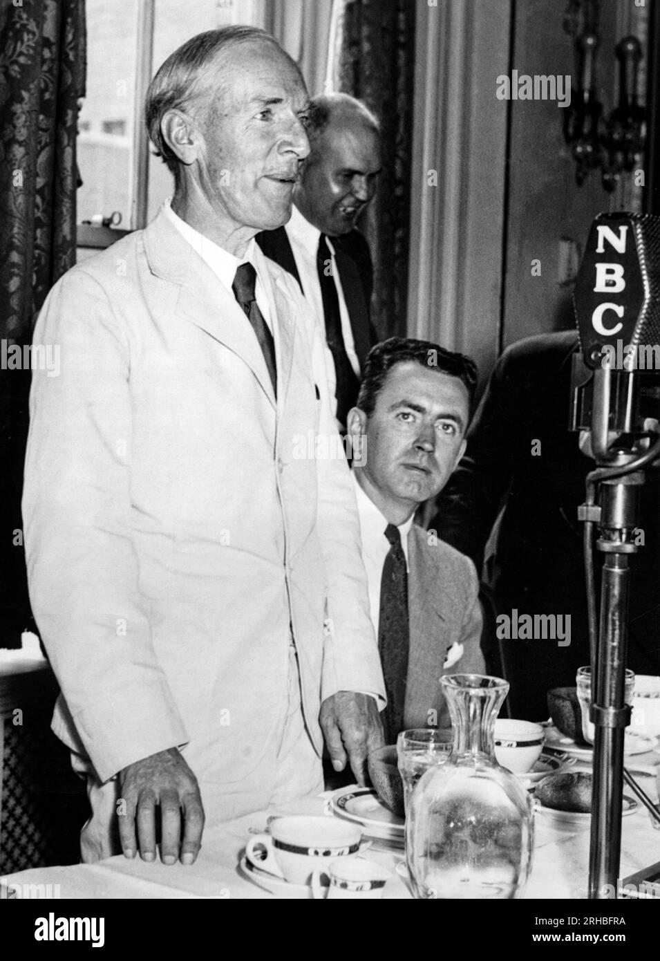 Washington, D.C.: 1934 Upton Sinclair, demokratischer Kandidat für den Gouverneur von Kalifornien, erklärt dem National Press Club seinen "epischen" Plan, die Armut in Kalifornien zu beenden. Stockfoto