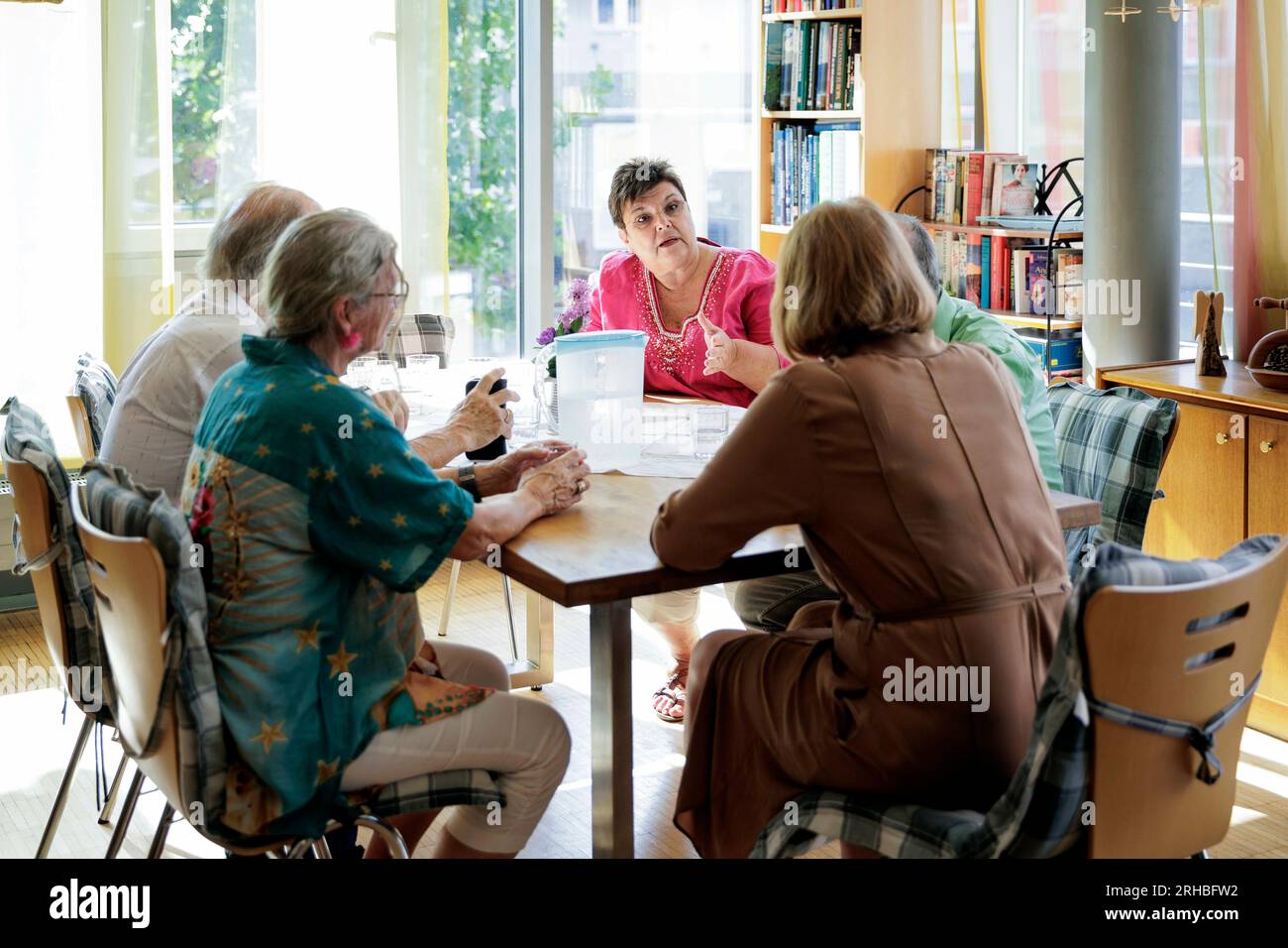 Lisa Paus, Bundesministerin für Familie, Senioren, Frauen und Jugend, während eines Besuchs in der Pflegeeinrichtung Wohngemeinschaft für Senioren - Haus Albblick der WGfS GmbH Filderstadt. Hier im Austausch mit Rosemarie Amos-Ziegler und Klaus Ziegler, Geschäftsführer der Filderstaedter WGfS GmbH, und Birgit Schweizer, Facility Manager. Filderstadt, 15. August 2023. Stockfoto