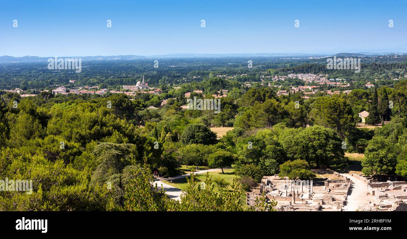 Blick auf Saint Remy von der römischen Stadt Glanum. Saint Remy de Provence, Bouches du Rhone, Provence, Frankreich Stockfoto